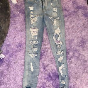 American Eagle light wash ripped jeans!